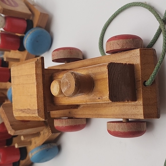 Vintage Pull along Wooden Toy Train & 30 Hand Painted Toy Soldiers - Picture 8 of 10